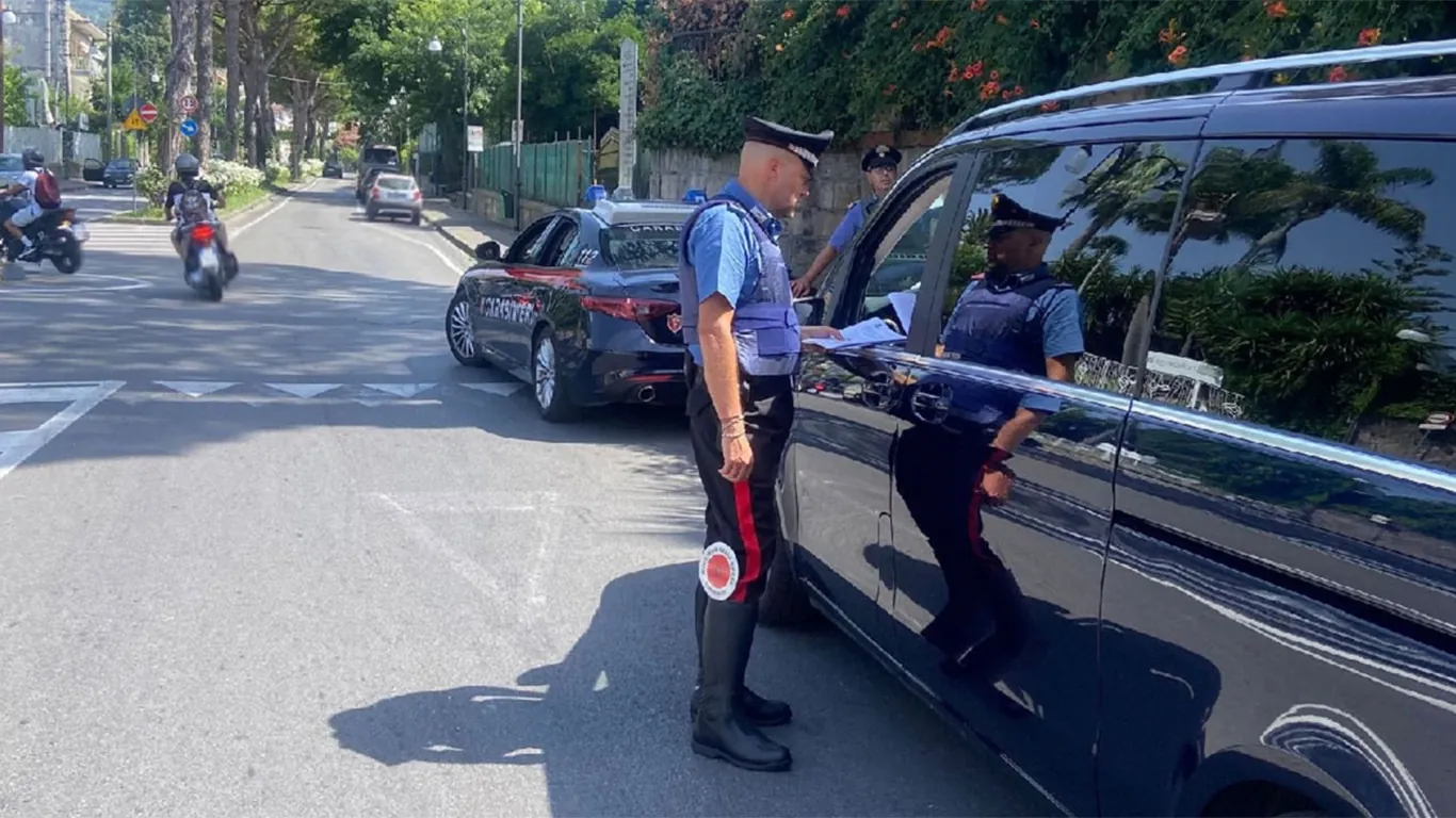 In auto con il figlio di 5 anni e con nove dosi di cocaina: arrestata 45enne di Pompei