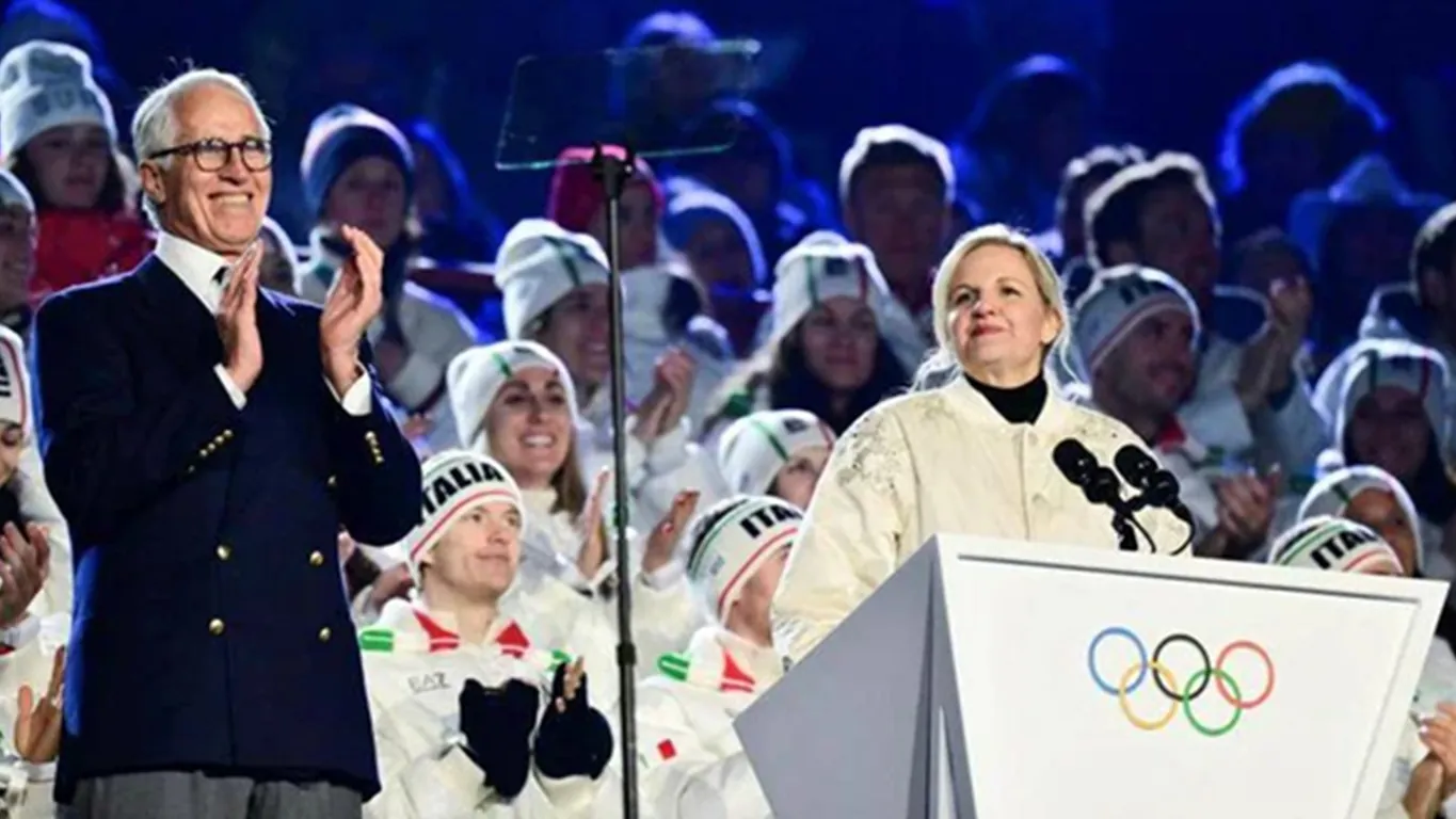 Milano Cortina, cala il sipario: la bandiera olimpica passa alla Francia