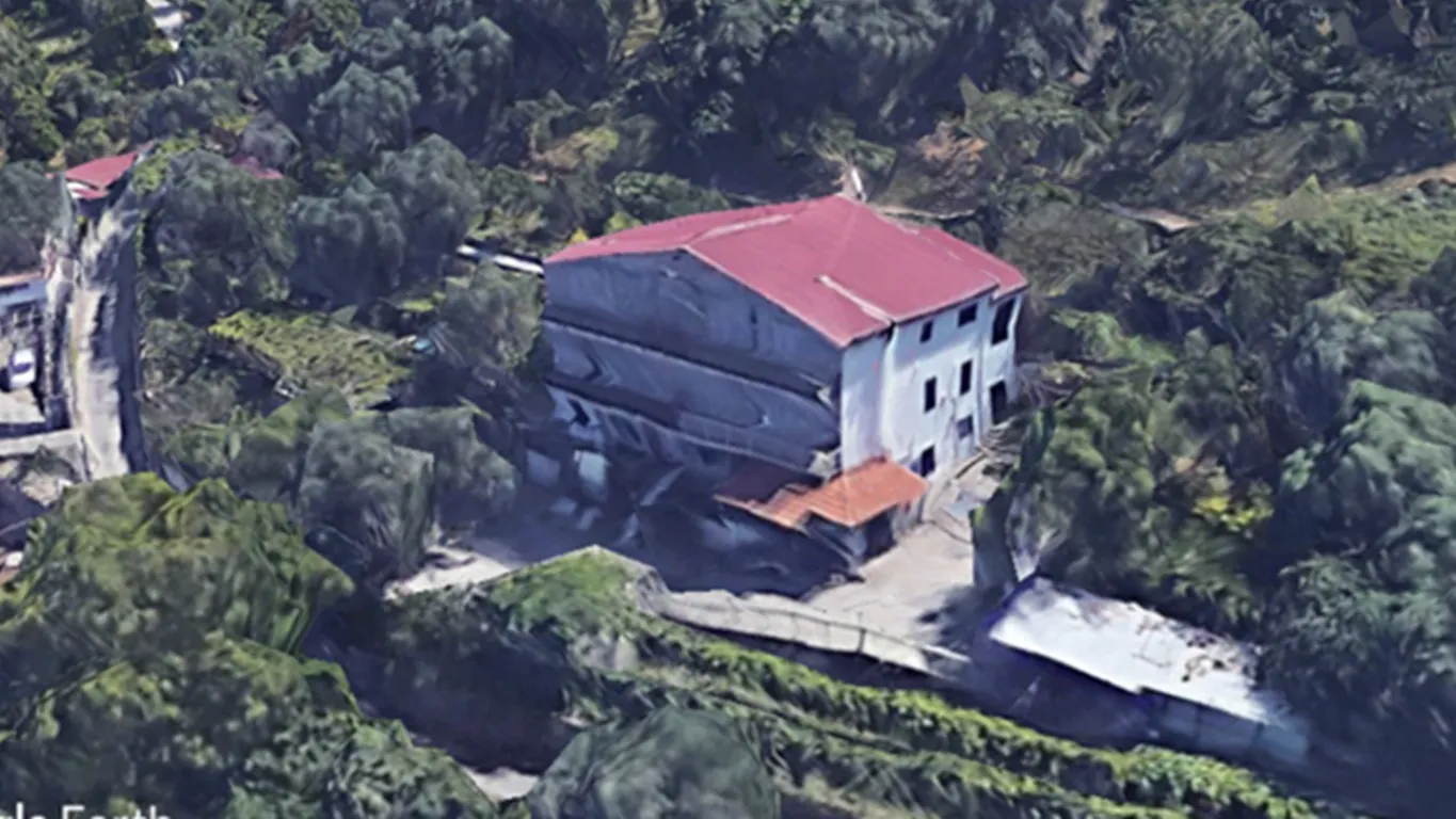 Abusivismo edilizio, demolito edificio di tre piani a Lettere