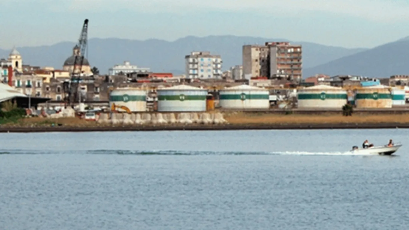 Nuove cisterne nel porto di Torre Annunziata, la smentita del sindaco Cuccurullo