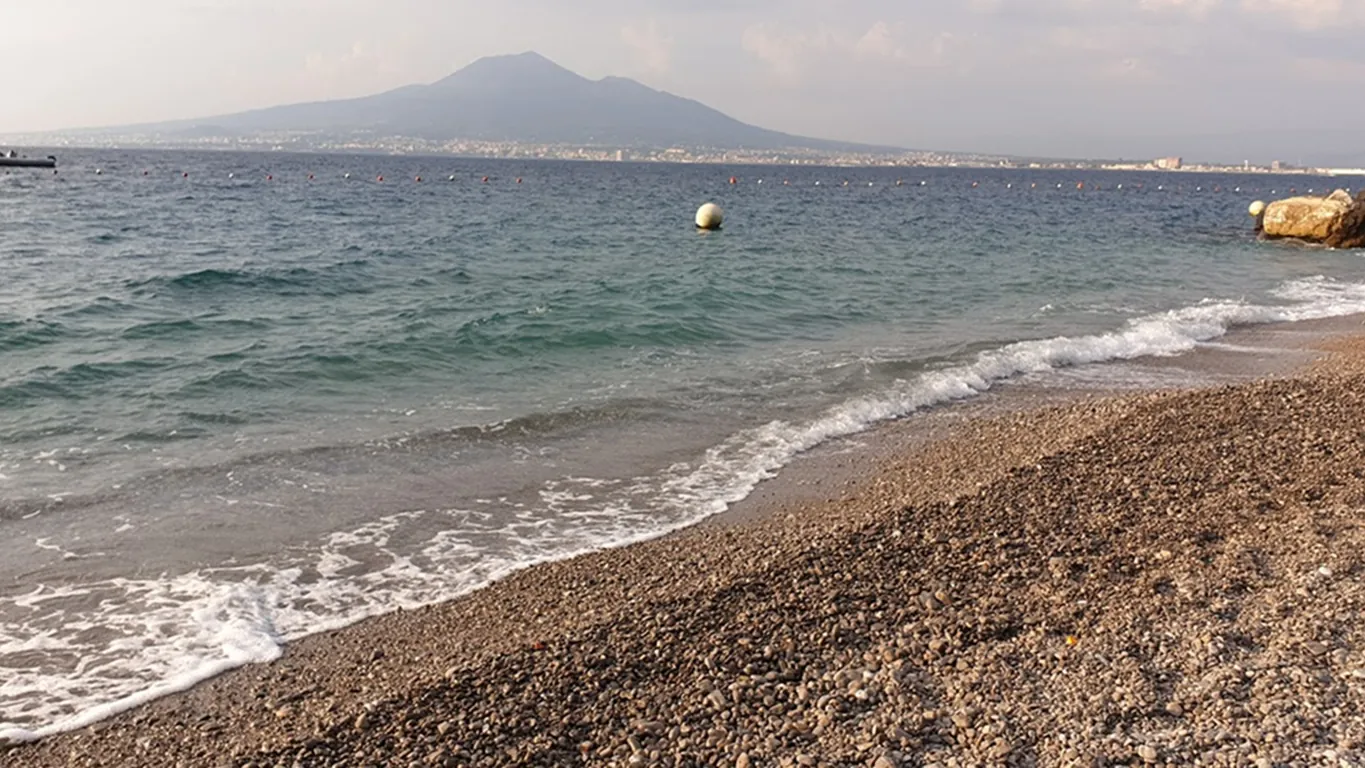 Castellammare di Stabia, il sindaco chiarisce: “La spiaggia resta libera e gratuita”