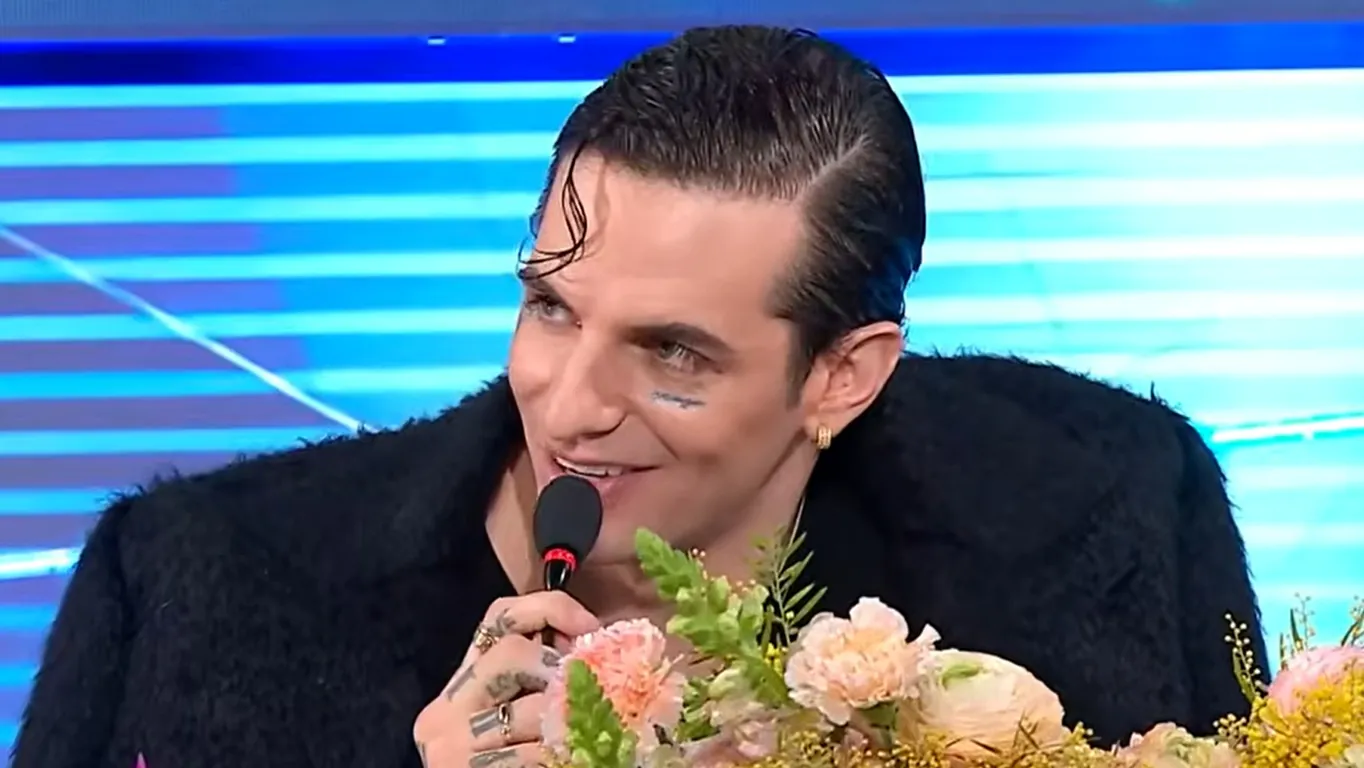 Achille Lauro: "Sono felicemente single". A Sanremo 2026 il toccante omaggio alle vittime di Crans-Montana