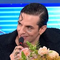 Achille Lauro: "Sono felicemente single". A Sanremo 2026 il toccante omaggio alle vittime di Crans-Montana