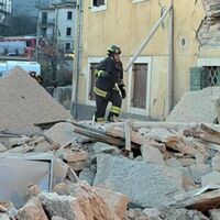 Verona, esplode bombola di gas e crolla palazzina di tre piani: un morto e 3 feriti