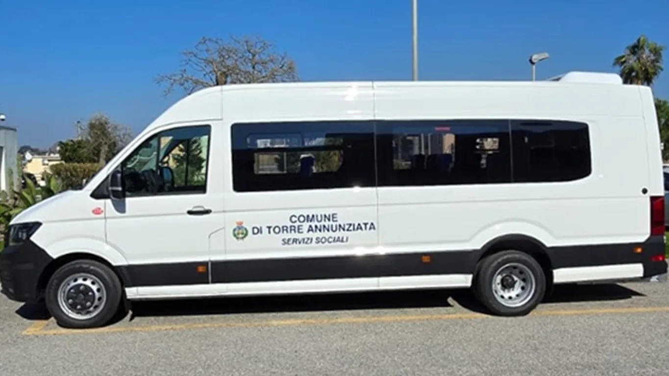 Torre Annunziata, arriva il nuovo pulmino per il trasporto sociale