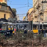 Milano, tram deraglia in centro: due morti e 40 feriti. Procuratore: "Impatto devastante ad alta velocità"