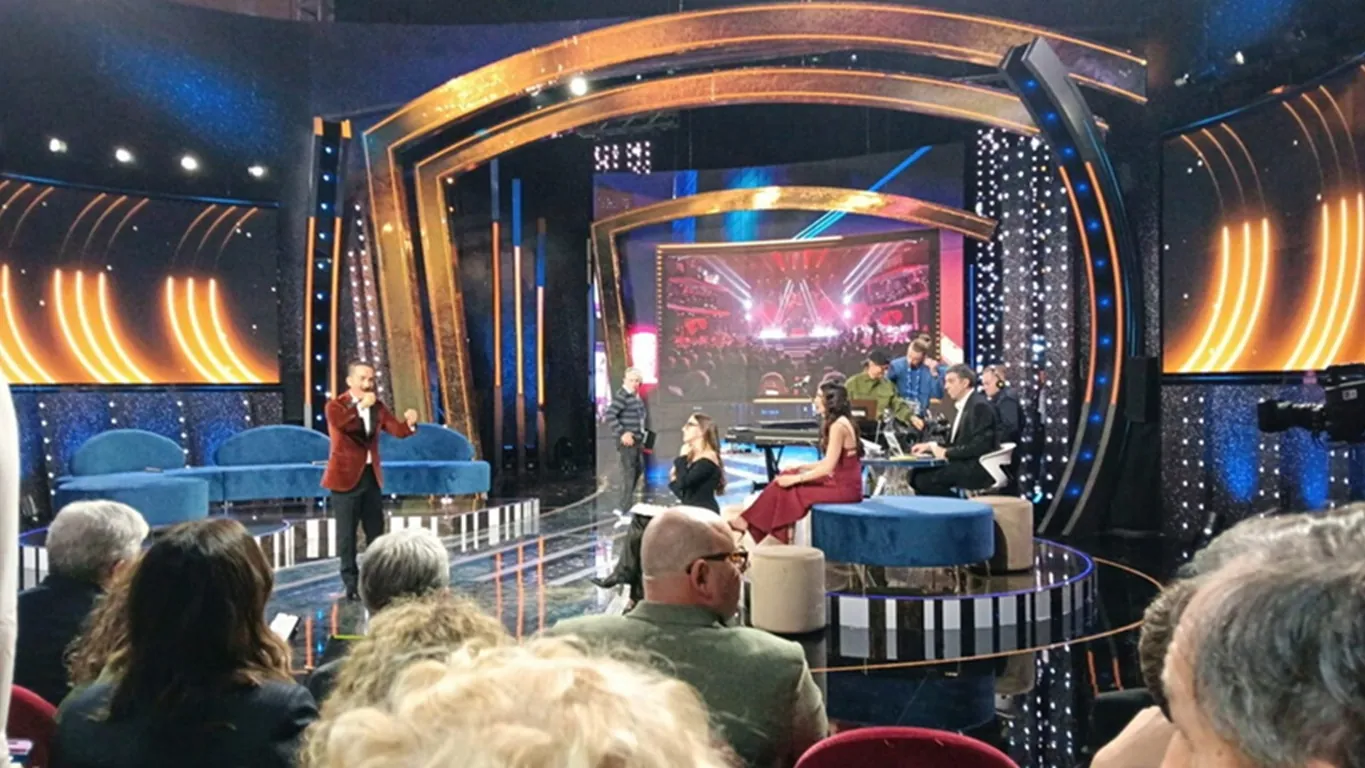 Sanremo 2026, al DopoFestival scatta il bacio tra due uomini dopo quello 'censurato' di Levante e Gaia