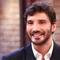 Stefano De Martino conduttore di Sanremo 2027, il golden boy Rai pronto a guidare il festival