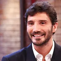 Stefano De Martino conduttore di Sanremo 2027, il golden boy Rai pronto a guidare il festival