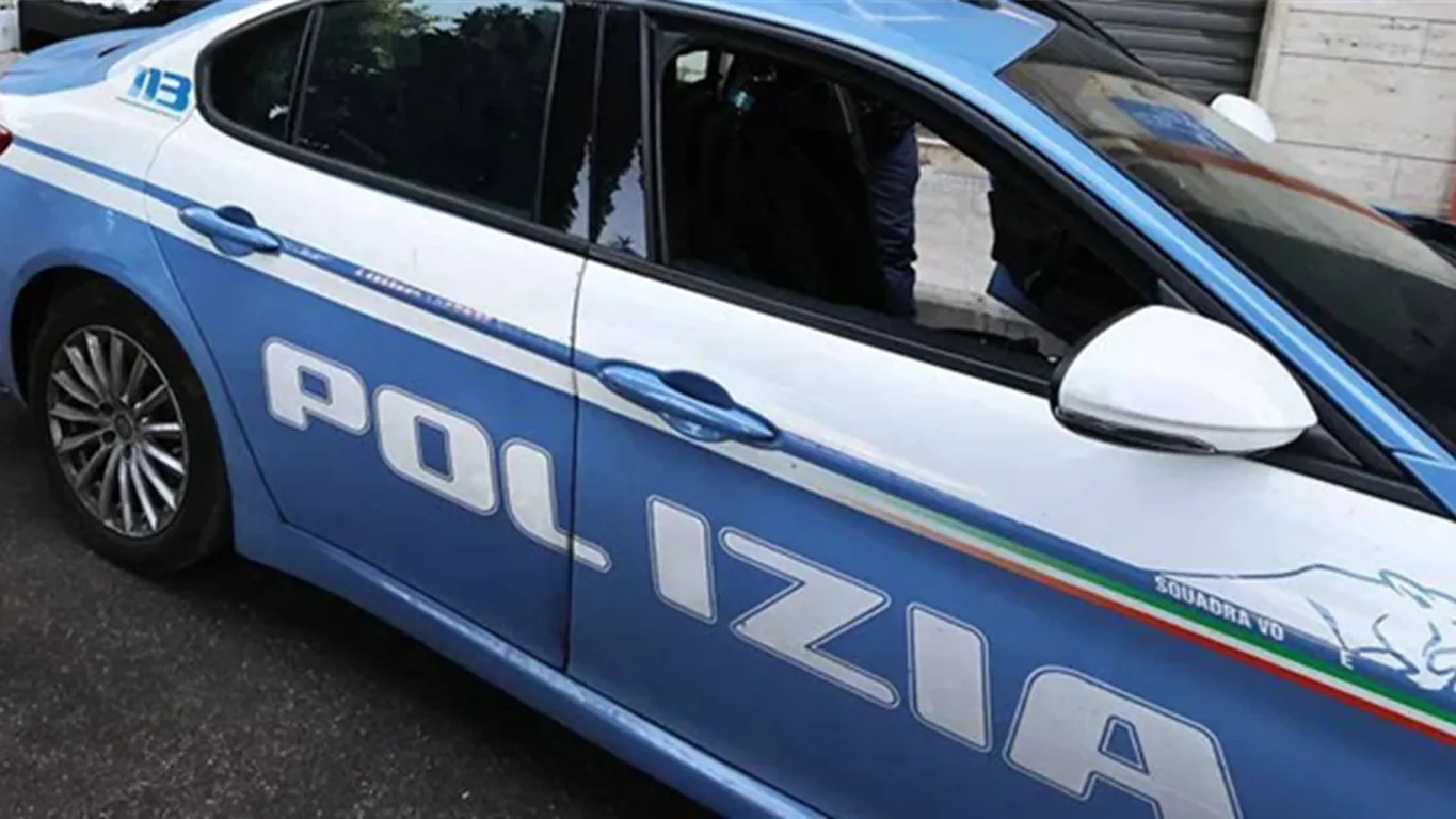Roma, auto non si ferma a controllo polizia e in fuga provoca incidente: 3 morti