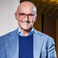 Non è legato a Corona: Alfonso Signorini rompe il silenzio sul suo addio a Chi