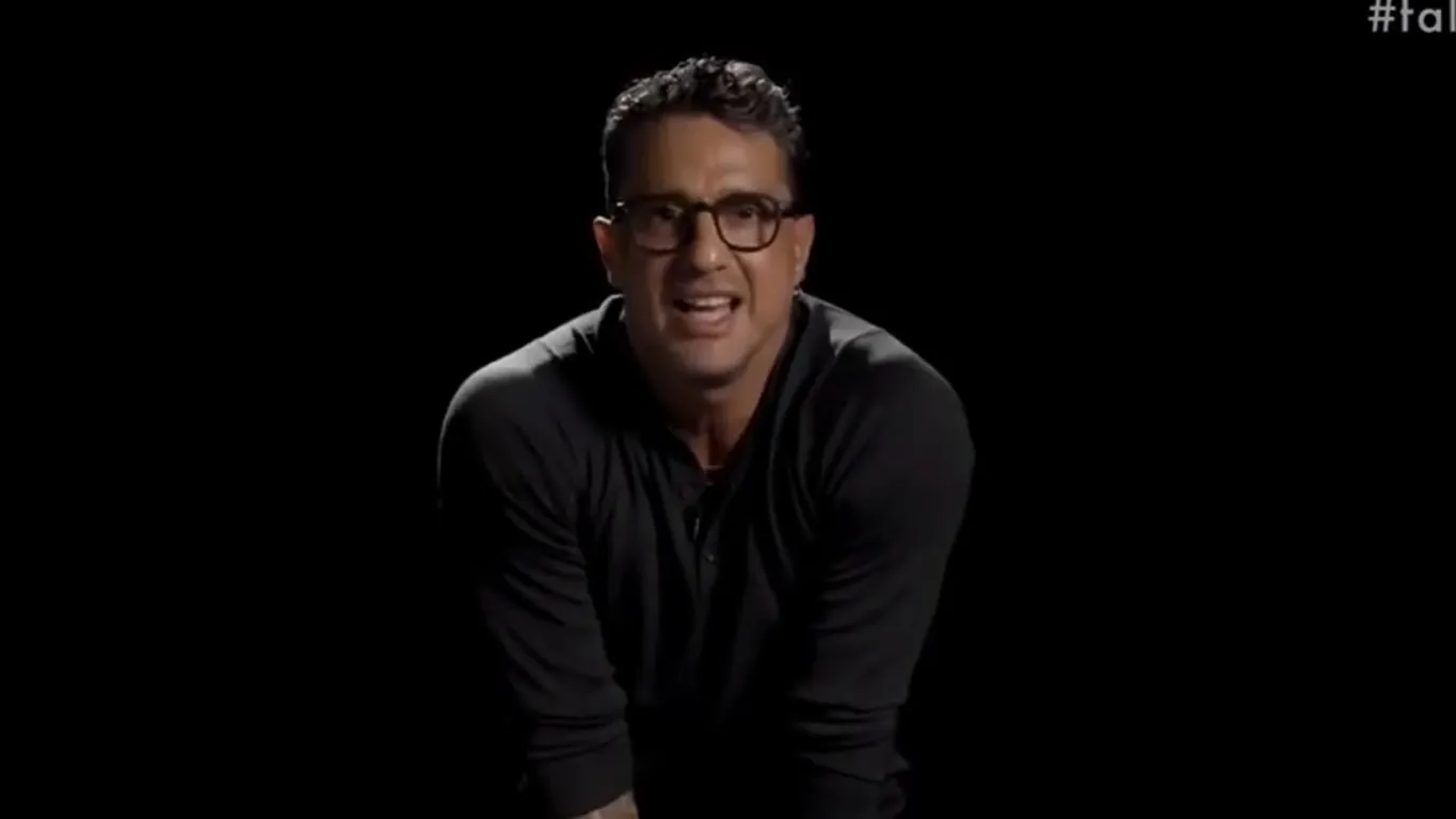 Corona, nuove accuse a Signorini: "Il bacio in camerino con un aspirante concorrente del Grande Fratello"