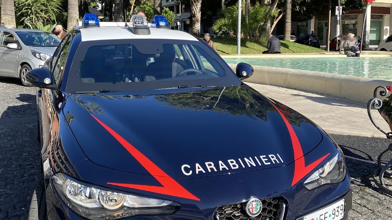 Aggredisce l'ex compagna e le ruba il cellulare: 32enne ai domiciliari