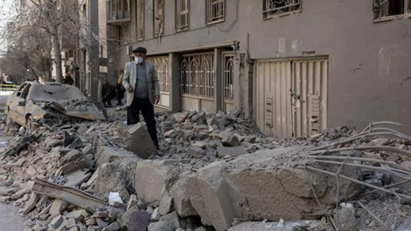 Raid sull'Iran, Israele abbatte caccia. Nato intercetta missile verso Turchia, sottomarino Usa affonda nave