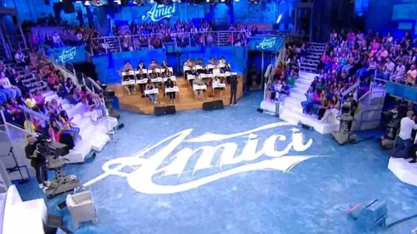 Amici 25, al completo la classe del Serale: chi è stato eliminato e chi ha ottenuto la maglia