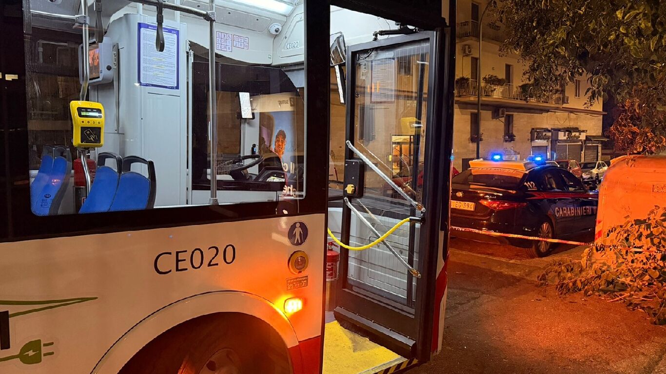 Accoltellata su un autobus a Napoli, arrestato un 39enne