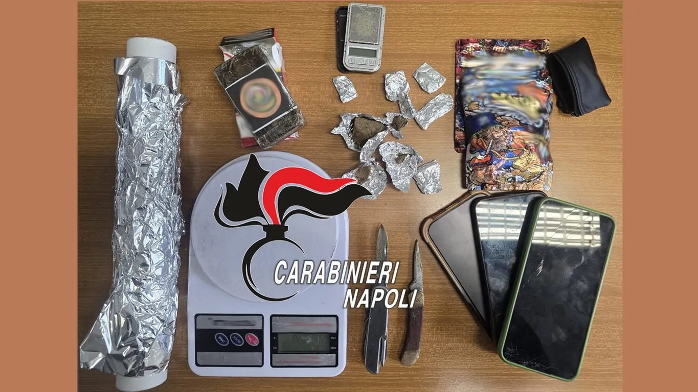 Castellammare di Stabia, 40enne ai domiciliari sorpreso con la droga in casa: arrestato