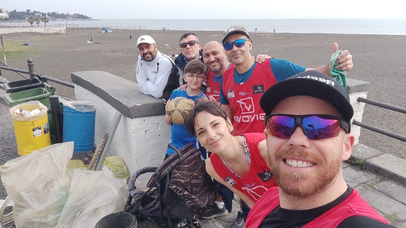 Torre Annunziata, volontari ripuliscono il Lido Mappatella: raccolti rifiuti e persino un passeggino