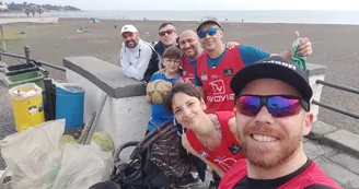 Torre Annunziata, volontari ripuliscono il Lido Mappatella: raccolti rifiuti e persino un passeggino