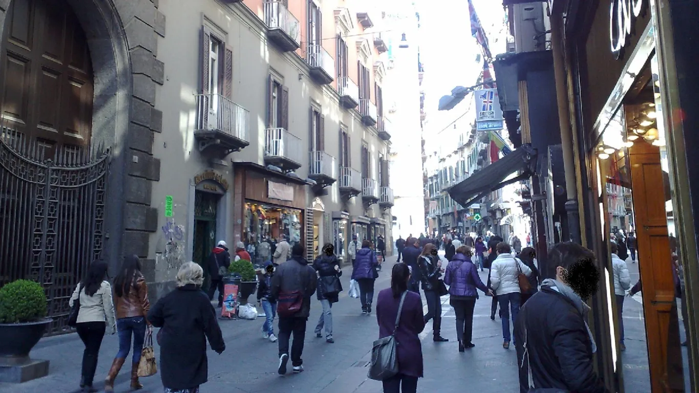 Vede su Instagram le sue borse rubate: nei guai il fidanzato