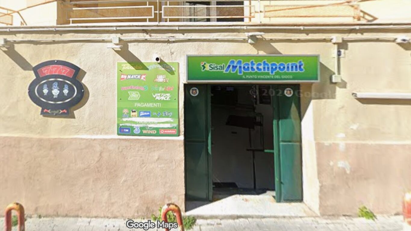 Rapina in un'agenzia di scommesse a Torre Annunziata: tre giovani armati fuggono con l'incasso