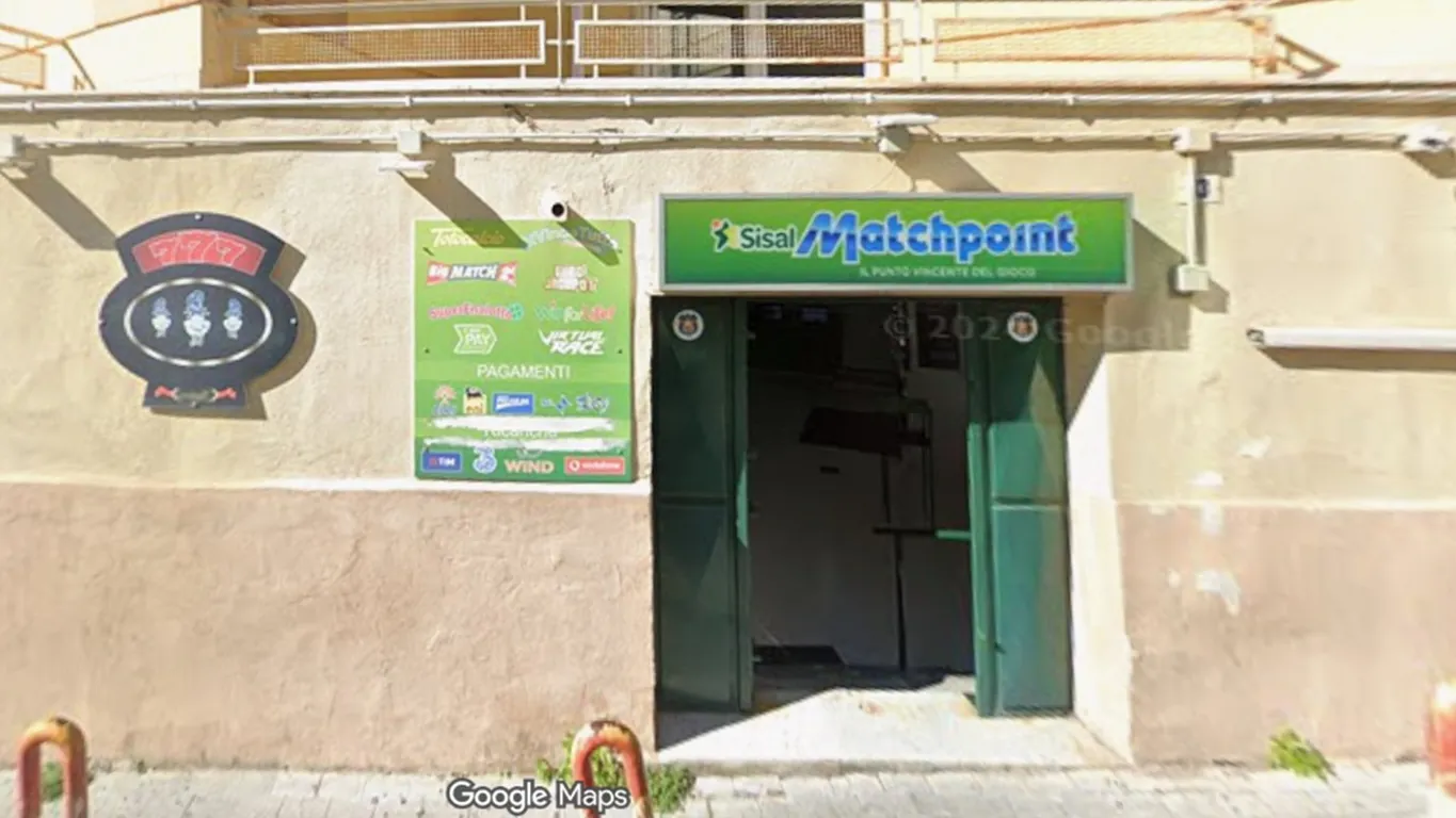 Rapina in un'agenzia di scommesse a Torre Annunziata: tre giovani armati fuggono con l'incasso