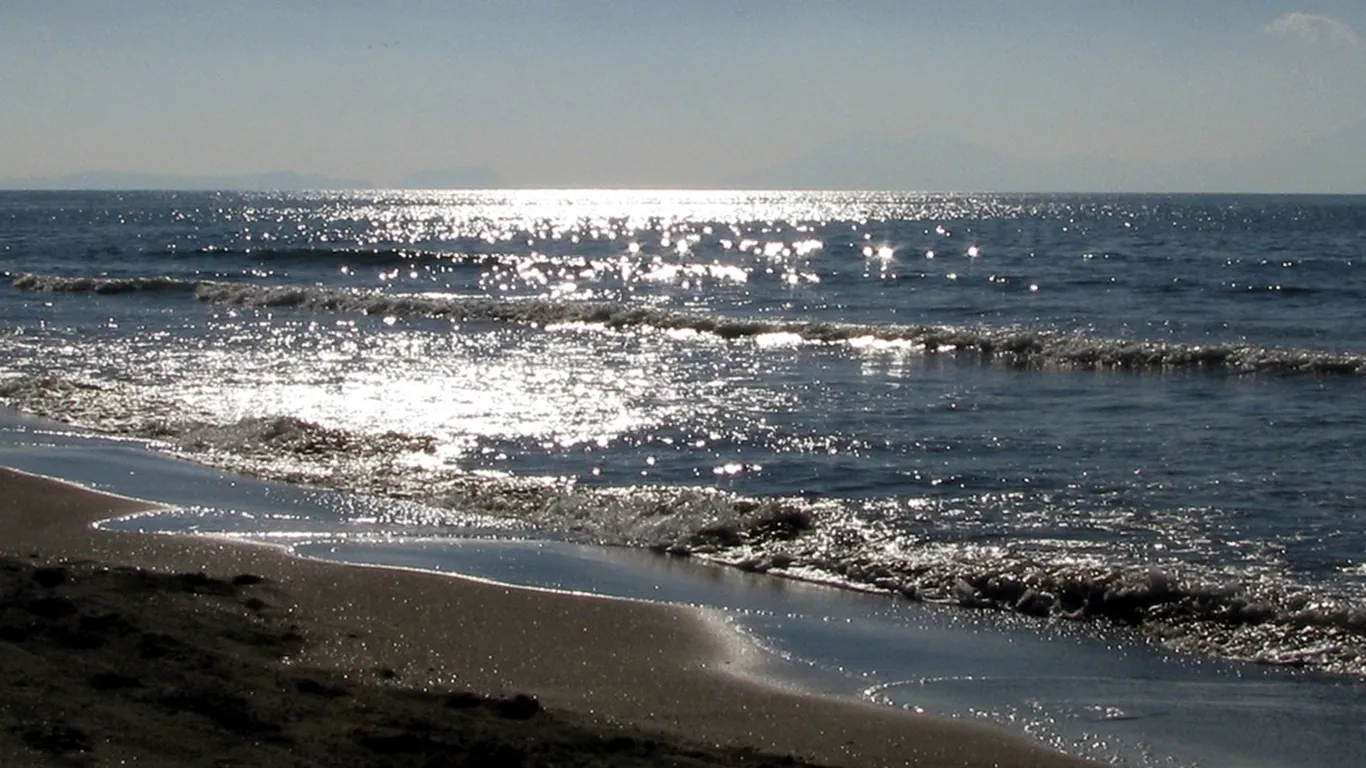 Torre del Greco, mare eccellente: sei tratti di costa promossi da Arpac per la balneazione 2026