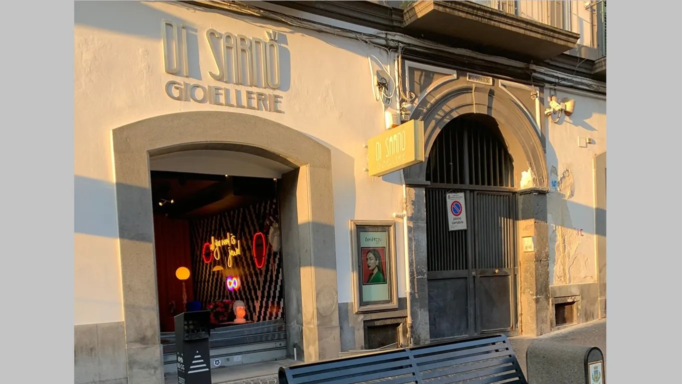 Furto nella notte a Torre Annunziata: colpo alla gioielleria Di Sarno