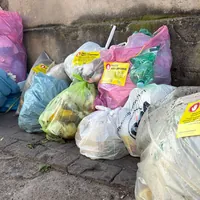 Torre del Greco, rifiuti non conformi nei sacchetti: quindici sanzioni dopo i controlli all'alba