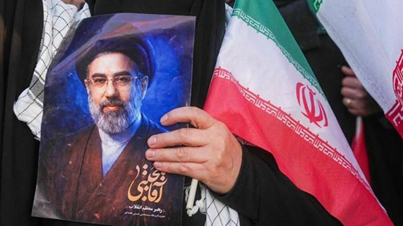 Il messaggio di Mojtaba Khamenei all'Iran: "Priorità è vendetta, stop Hormuz per pressare il nemico"