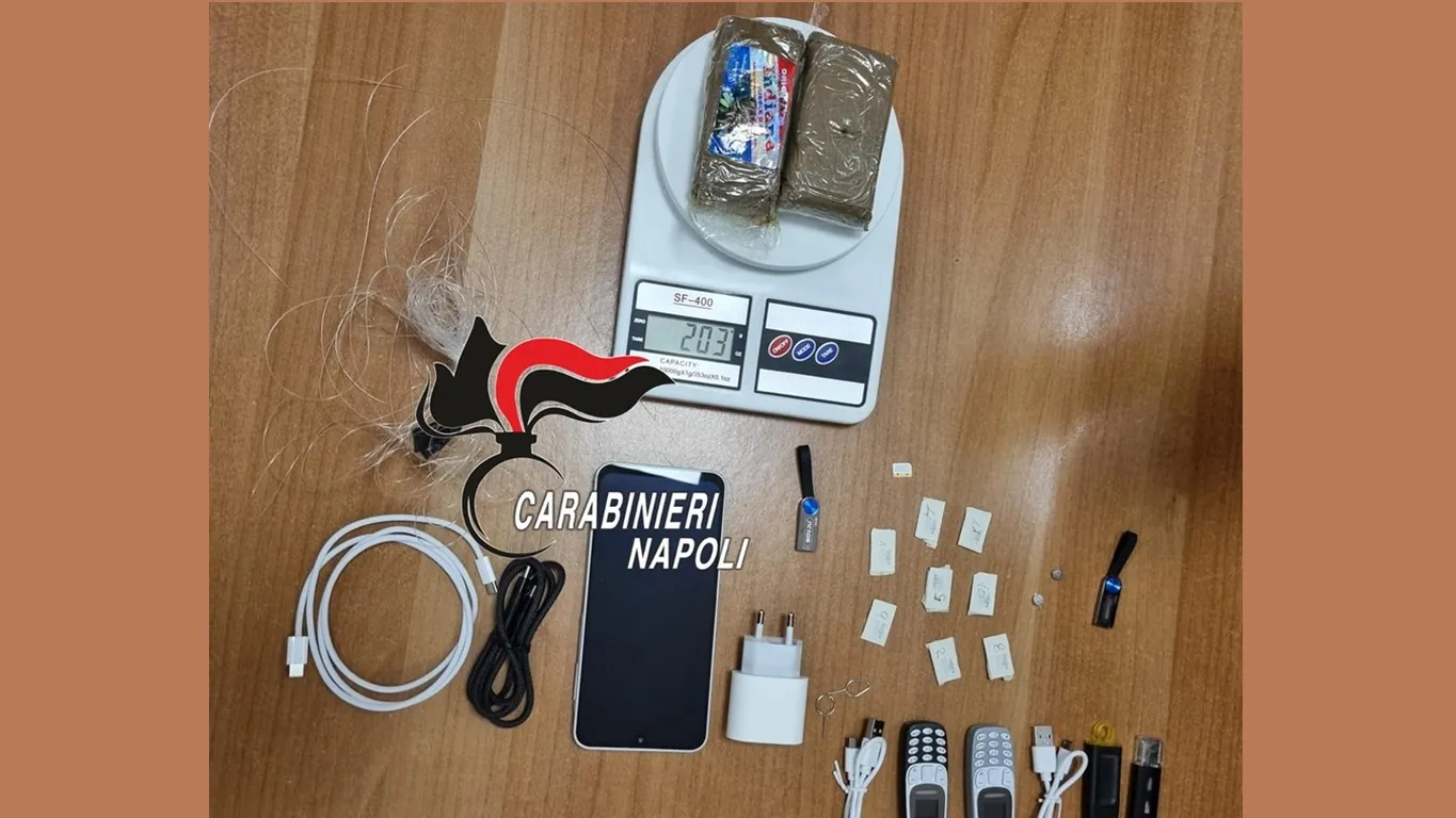 Napoli, drone si incaglia nei rami di un albero e perde il suo carico: 200 gr di hashish