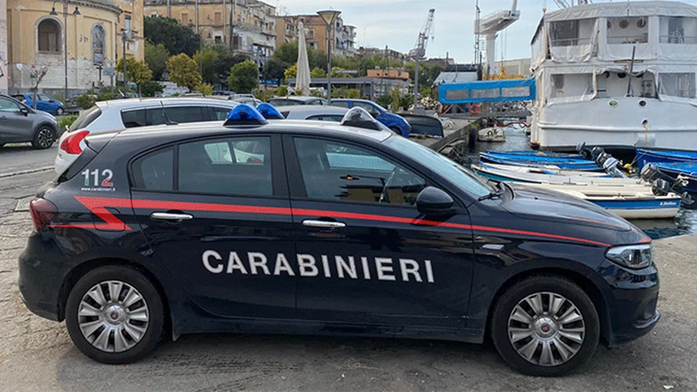 Castellammare, ruba 3 chili di rame sul tetto del circolo nautico: arrestano 43enne