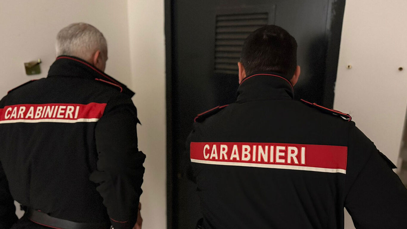 Grumo Nevano, picchia padre 80enne e moglie: arrestato dopo la fuga sui tetti