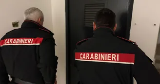 Grumo Nevano, picchia padre 80enne e moglie: arrestato dopo la fuga sui tetti