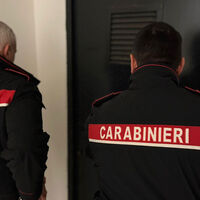 Grumo Nevano, picchia padre 80enne e moglie: arrestato dopo la fuga sui tetti