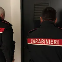 Grumo Nevano, picchia padre 80enne e moglie: arrestato dopo la fuga sui tetti