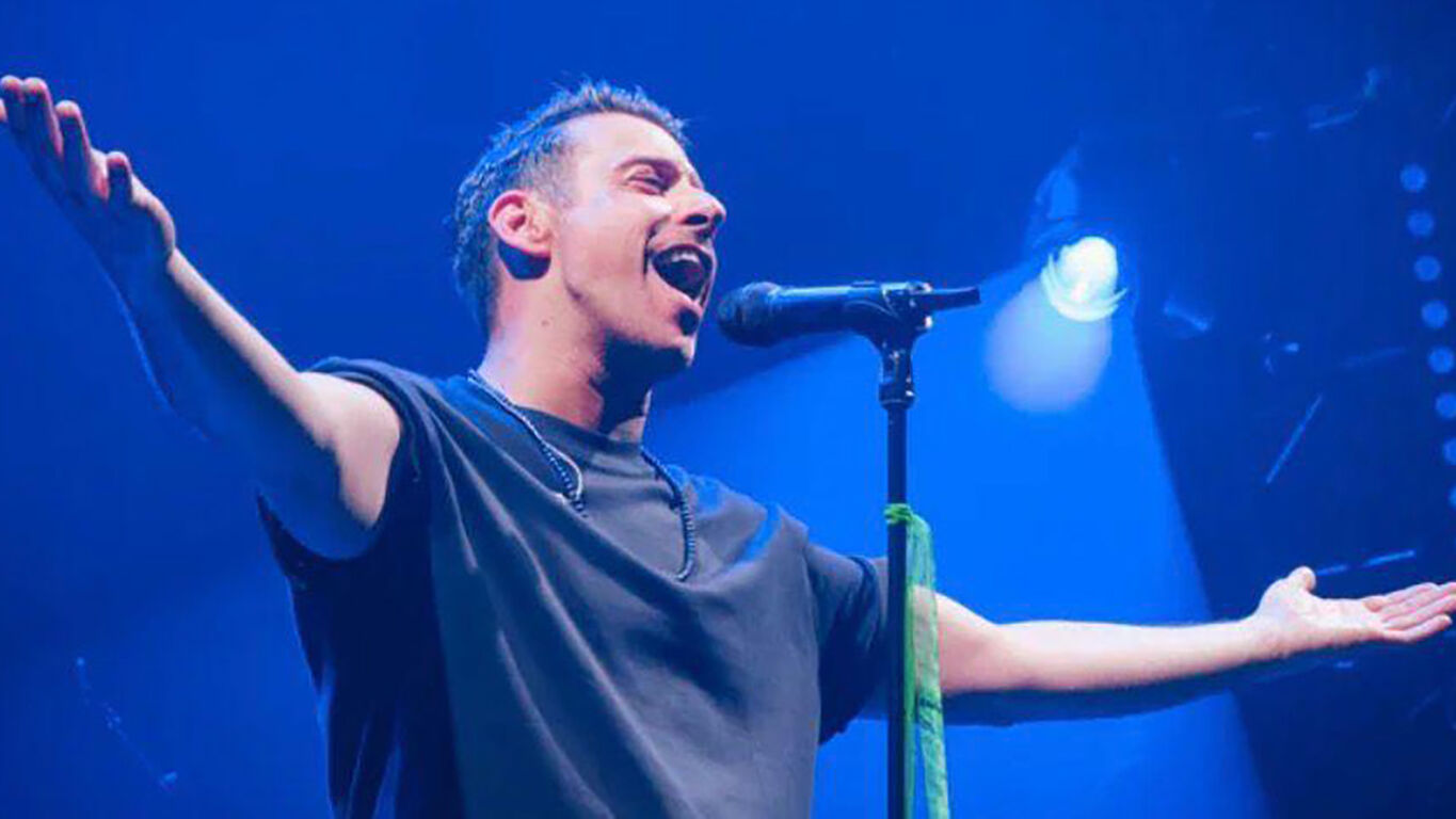 Francesco Gabbani incanta Napoli: viaggio tra musica, energia e un omaggio speciale a Ornella Vanoni