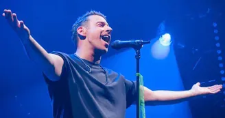 Francesco Gabbani incanta Napoli: viaggio tra musica, energia e un omaggio speciale a Ornella Vanoni