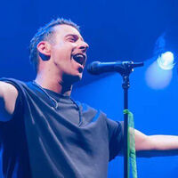 Francesco Gabbani incanta Napoli: viaggio tra musica, energia e un omaggio speciale a Ornella Vanoni