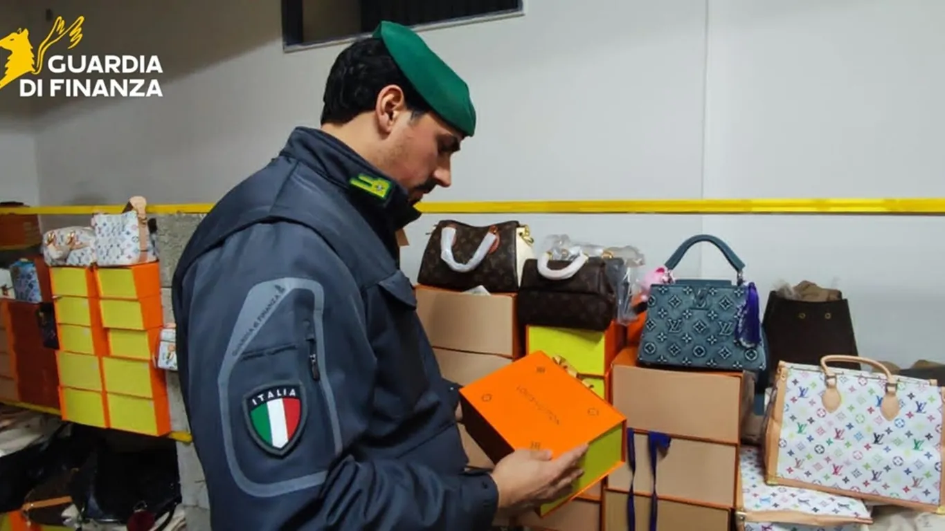 Maxi sequestro di merce contraffatta a San Giorgio a Cremano: scoperti 25mila articoli falsi