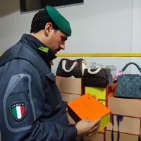 Maxi sequestro di merce contraffatta a San Giorgio a Cremano: scoperti 25mila articoli falsi