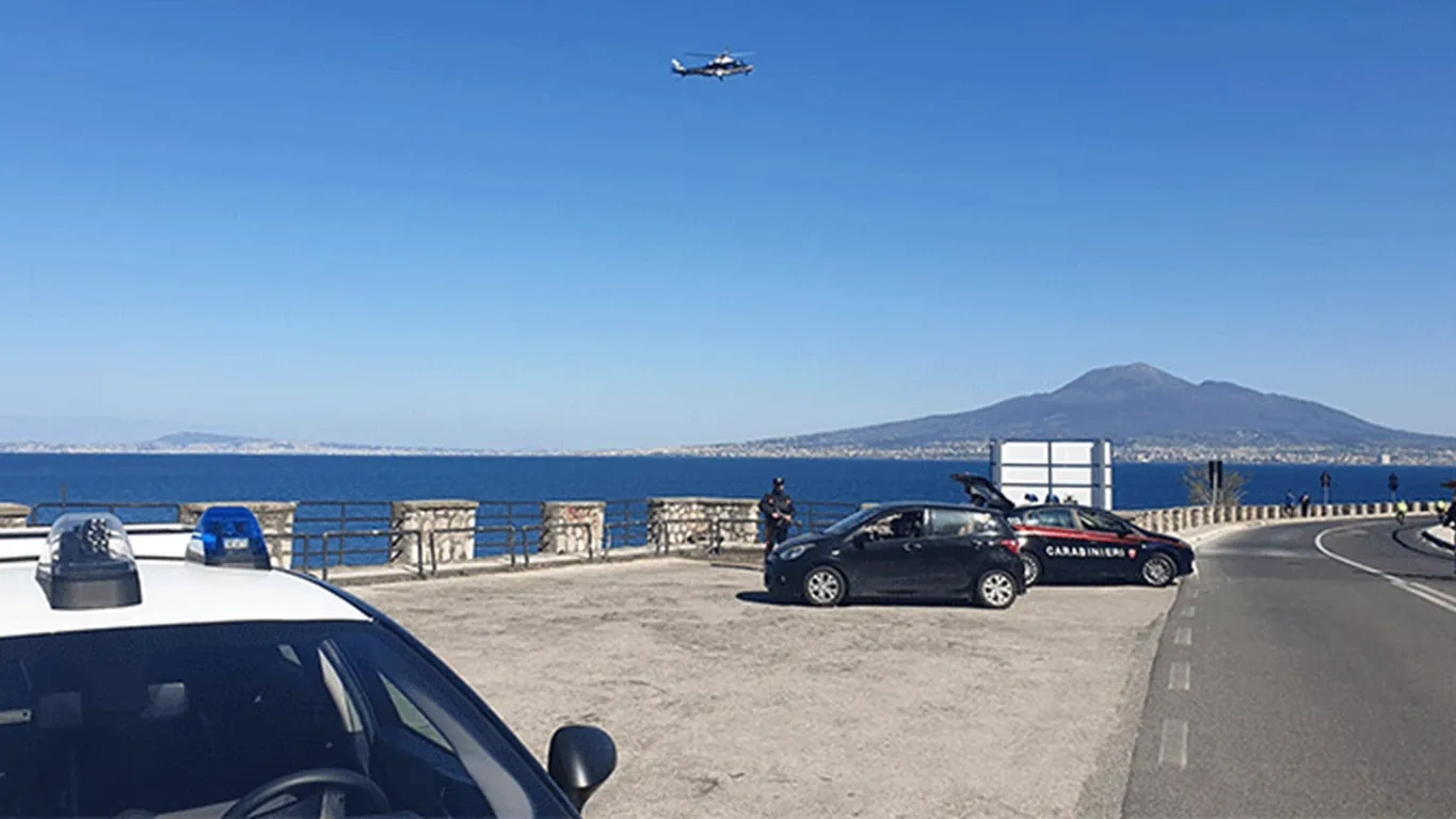 Castellammare di Stabia, controlli dei carabinieri: 81 persone identificate e un bar chiuso