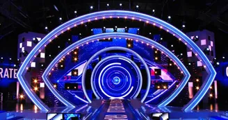 Grande Fratello, famosa ex gieffina confessa: "La mia prima volta? A 19 anni in un camerino della Rai"