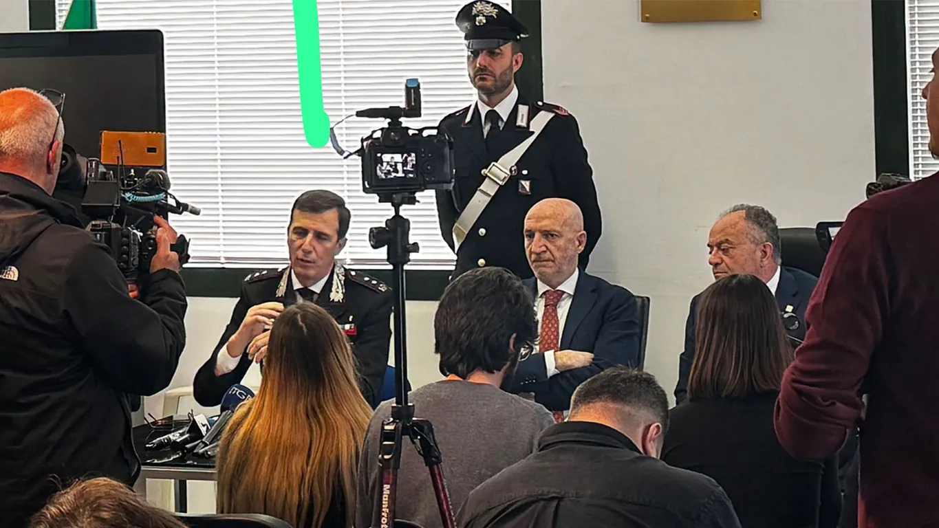 Truffe informatiche legate al clan Mazzarella: 16 misure cautelari e sequestri per 1 milione di euro