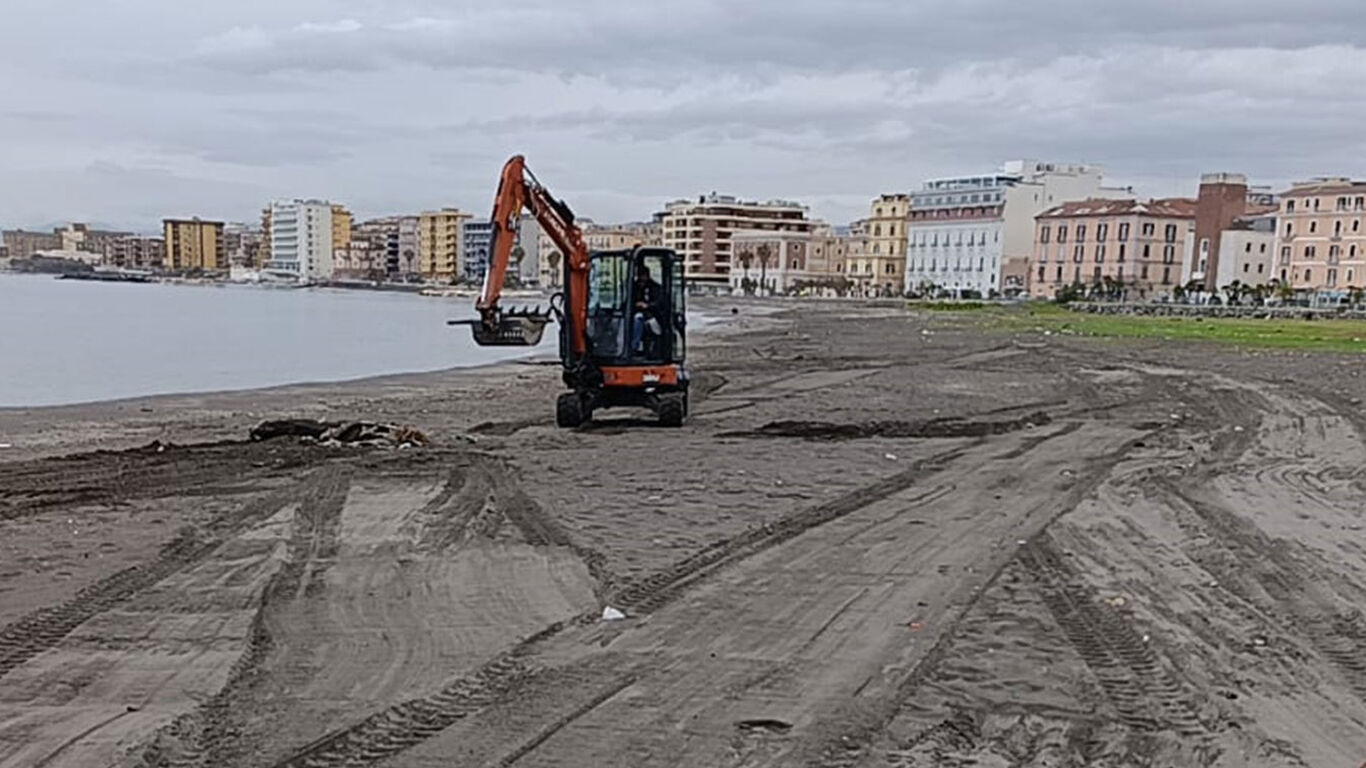 Castellammare di Stabia, pulizia straordinaria della spiaggia davanti alla Villa Comunale