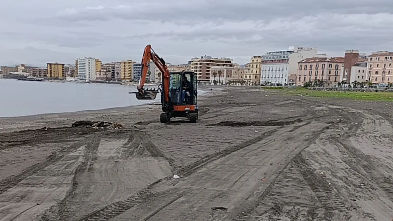 Castellammare di Stabia, pulizia straordinaria della spiaggia davanti alla Villa Comunale