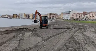 Castellammare di Stabia, pulizia straordinaria della spiaggia davanti alla Villa Comunale