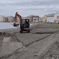 Castellammare di Stabia, pulizia straordinaria della spiaggia davanti alla Villa Comunale