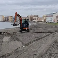 Castellammare di Stabia, pulizia straordinaria della spiaggia davanti alla Villa Comunale