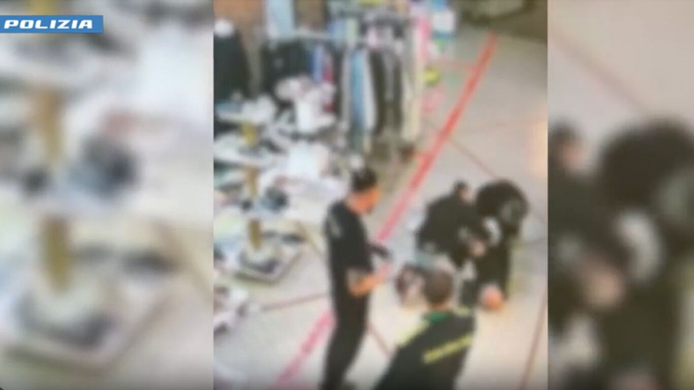 Rapina armata in un supermercato a Napoli: due arresti, sequestrati fucile a canne mozze e pistola